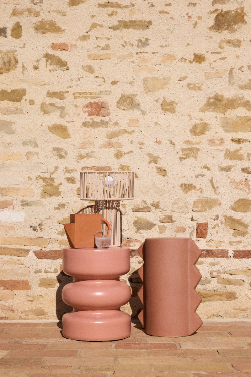 Rinella è la lampada ricaricabile senza fili di Maison du Monde. È realizzata in corda sintetica beige ed è dotata di una lampadine Alba mini nomade ricaricabile che consente di spostarla comodamente. Un telecomando permette di accenderla, spegnerla e regolarne la luminosità anche a distanza. Prezzo 79,99 euro. www.maisondumonde.com