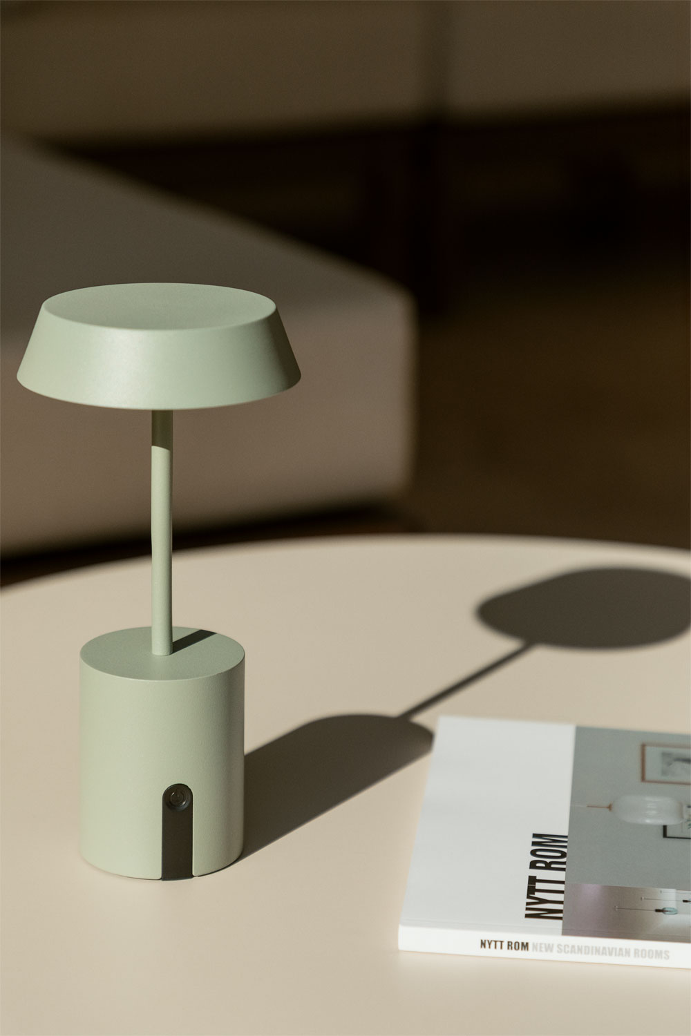 La lampada da tavolo Led senza fili Uliana di Sklum ha un design moderno e minimalista che offre un tocco elegante e discreto ad ogni ambiente. Il suo paralume di forma conica si integra armoniosamente con la base cilindrica in acciaio; la sua batteria ricaricabile tramite cavo Usb-C fornisce 10 ore circa di luce bianca calda e morbida, ideale per un angolo del salotto o della camera da letto. La ricarica completa richiede tra le 4 e le 6 ore. Prezzo 29,95 euro. www.sklum.com