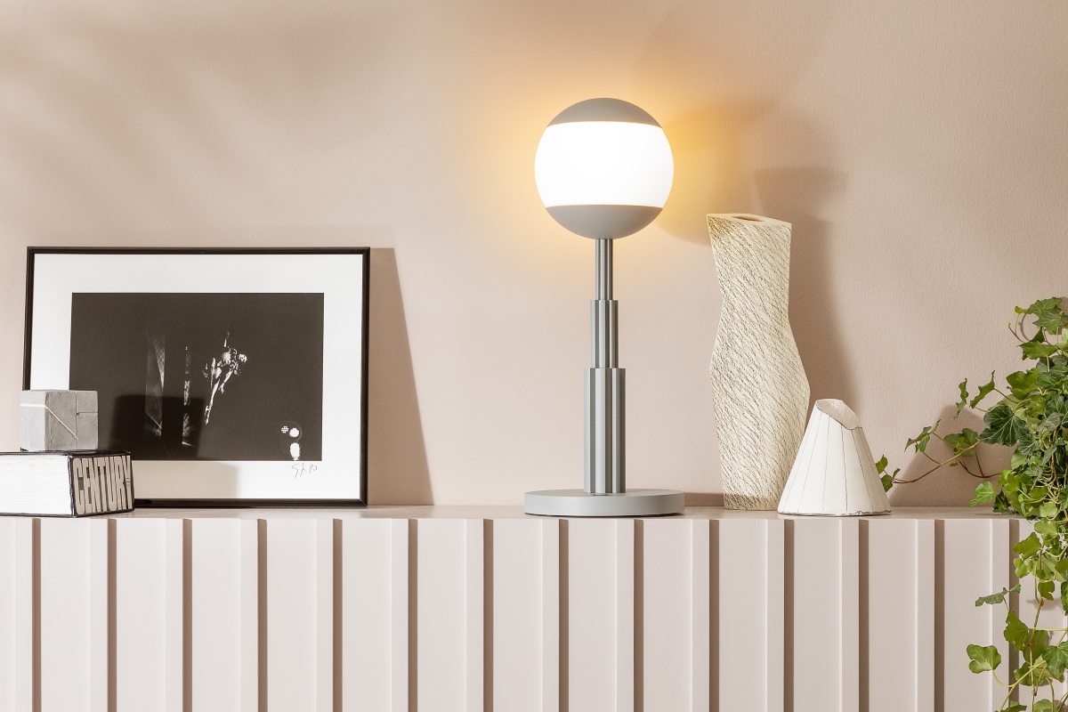 L'iconica lampada Ar04 di Alessi, firmata nel 1991 dall'architetto Aldo Rossi, torna nel catalogo di Alessi in una versione aggiornata. Questa lampada da tavolo, un modello in scala del lampione progettato per l'illuminazione di via Croce Rossa a Milano, oggi è disponibile in versione wireless ricaricabile, con una base dotata di porta Usb-C, un pulsante on/off e un touch dimmer. L'intensità della sorgente luminosa viene regolata modulando la pressione sull'interruttore; l'autonomia può variare da 3 a 6 ore in base all'intensità luminosa scelta. Prezzo 360 euro. www.alessi.com