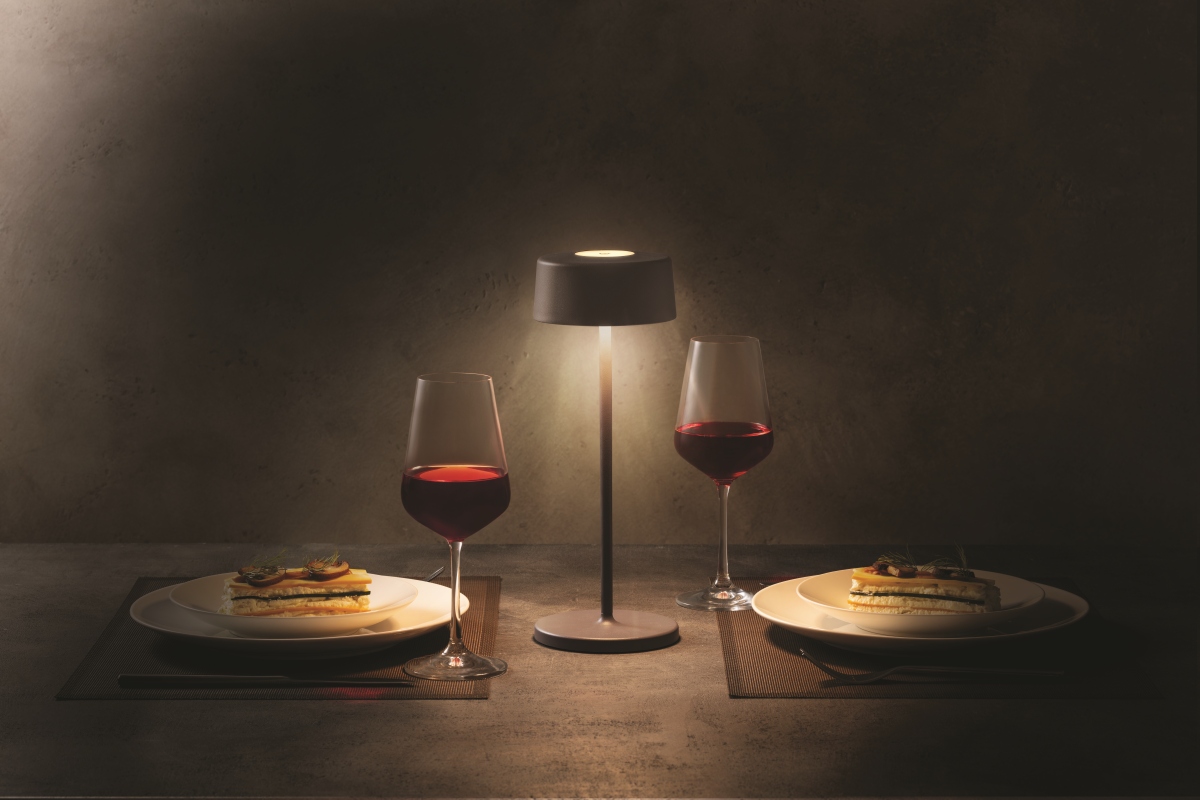 La lampada da tavolo senza fili Fancy Home di Tescoma è in grado di creare un'atmosfera dicreta e avvolgente ovunque venga posizionata; permette infatti di scegliere una tipologia di luce calda oppure fredda e di regolarne l'intensità a seconda dell'occasione e delle esigenze. Ha un design minimal ed elegante e un supporto in due sezioni che permette di regolarne l'altezza. Si ricarica con un cavo Usb-C. Prezzo 49.90 euro. www.tescoma.it