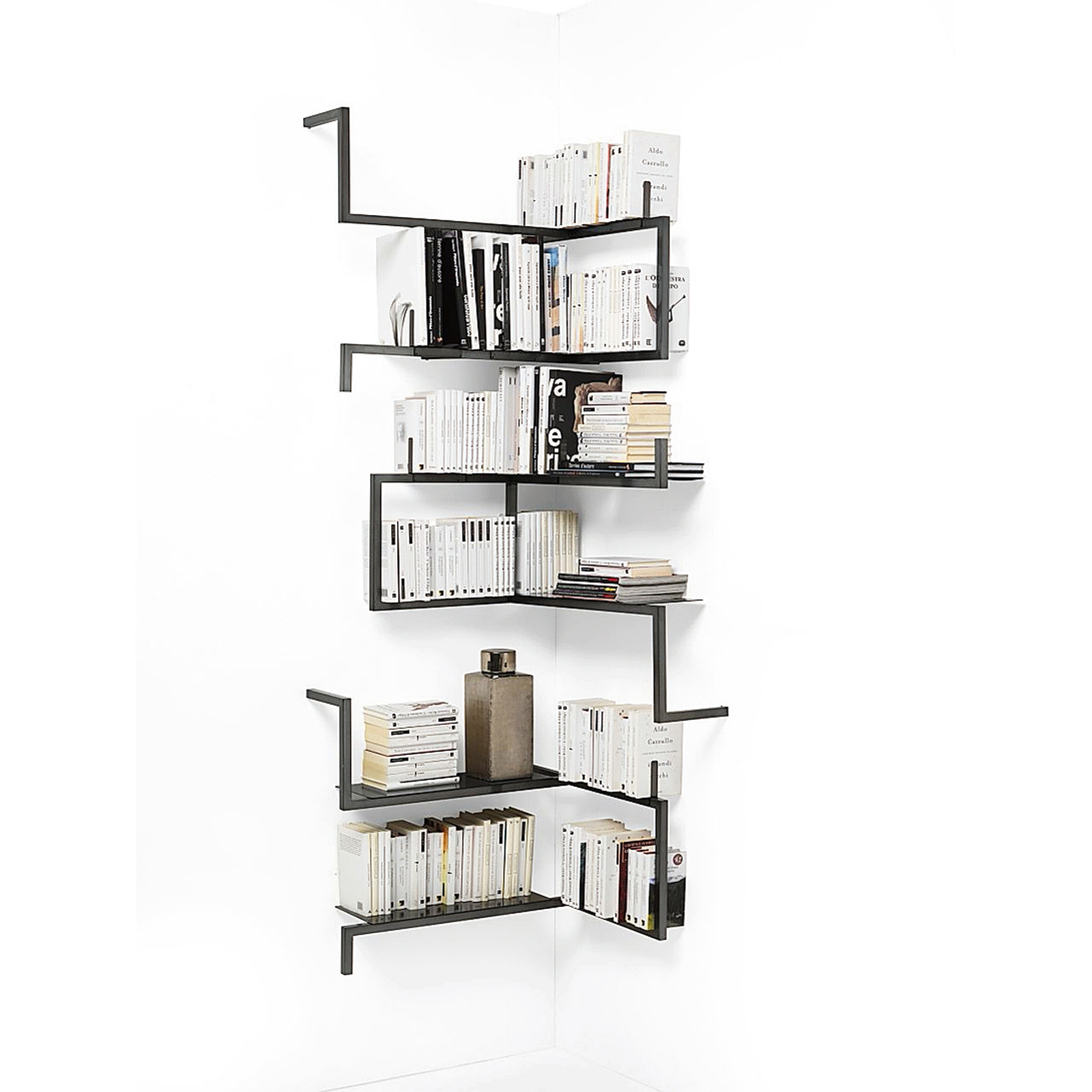 La struttura slim, in finitura lucida scura, è l'ideale per far risaltare libri e altri piccoli oggetti. Antologia di Mogg ha la struttura in tubolare quadrato piombo. Il modulo angolare misura L 80/65 x P 22 x H 74 cm e su www.designrepublic.com costa 691 euro. www.mogg.it