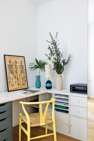 Il mobile angolare
in laccato bianco
con la scrivania è di Ikea, la sedia
è la C24 Wishbone
Chair di Carl Hansen & Son  www.carlhansen.com, www.ikea.it.