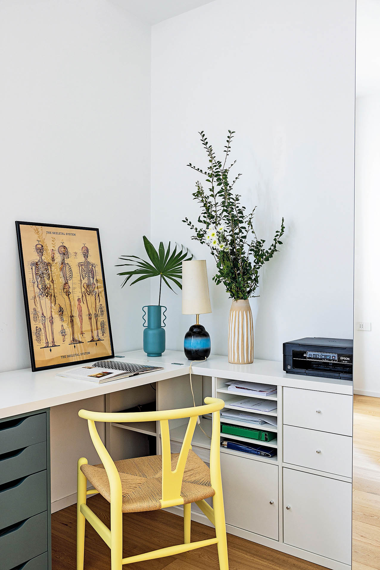 Il mobile angolare
in laccato bianco
con la scrivania è di Ikea, la sedia
è la C24 Wishbone
Chair di Carl Hansen & Son  www.carlhansen.com, www.ikea.it.