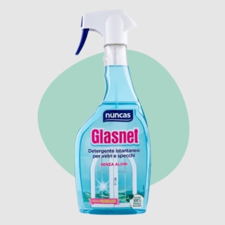 Per una pulizia quotidiana delle porte in vetro c'è Glasnet Detergente per vetri e specchi, particolarmente indicato per superfici in vetro, specchi e plexiglass. La sua formula, che unisce l’azione sgrassante dell’alcol e dell’ammoniaca con l’efficacia dei tensioattivi, elimina con facilità polvere, tracce di insetti, fuliggine, smog e macchie di pioggia, restituendo brillantezza e igiene. www.nuncas.com Per una pulizia quotidiana delle porte in vetro c'è Glasnet Detergente per vetri e specchi, particolarmente indicato per superfici in vetro, specchi e plexiglass. La sua formula, che unisce l’azione sgrassante dell’alcol e dell’ammoniaca con l’efficacia dei tensioattivi, elimina con facilità polvere, tracce di insetti, fuliggine, smog e macchie di pioggia, restituendo brillantezza e igiene. www.nuncas.com