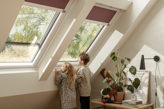 La nuova gamma di tende interne elettriche e solari firmata da Velux è pensata per regolare la luminosità degli ambienti senza sforzo. Si possono infatti azionare manualmente oppure tramite un comando a distanza o ancora da smartphone tramite l'applicazione VELUX App Control, in modo da poter controllare la tenda anche quando si è fuori casa. Progettate per finestre da tetto iclinate o da tetto piatto, sono disponibili in versione plissettata, oscurante o filtrante, oltre che in una vasta gamma di colori, con profili bianchi o alluminio. www.velux.it