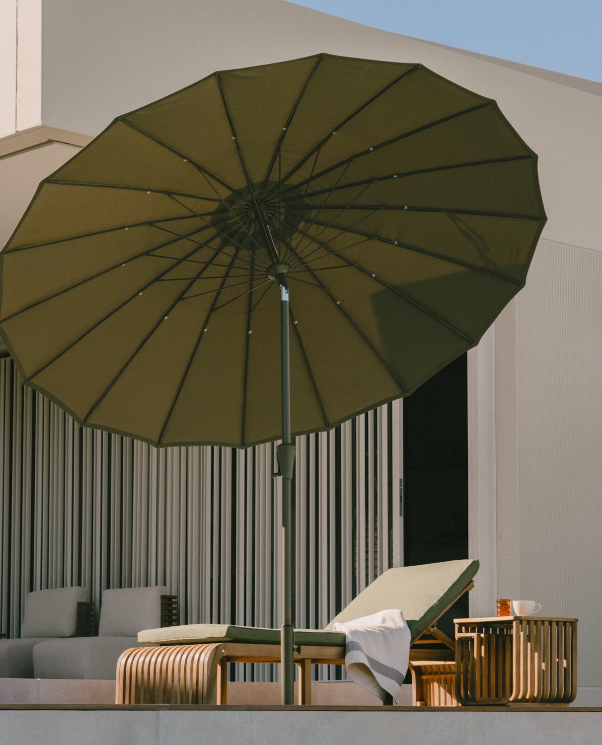 L'ombrellone da giardino e da terrazzo Somer di The Masie ha struttura in alluminio, aste in fibra di vetro, guarnizioni in PVC e tessuto in poliestere da 180 g con protezione UV30+, che garantisce un'ombra fresca mentre si sta all'aria aperta. La sua struttura permette di aprire e chiudere facilmente l'ombrellone grazie al sistema a manovella, comodo per l'uso quotidiano. Il supporto dell'ombrellone non è incluso. Misure:  Ø258 cm. Prezzo 74,95 euro. www.themasie.com L'ombrellone da giardino e da terrazzo Somer di The Masie ha struttura in alluminio, aste in fibra di vetro, guarnizioni in PVC e tessuto in poliestere da 180 g con protezione UV30+, che garantisce un'ombra fresca mentre si sta all'aria aperta. La sua struttura permette di aprire e chiudere facilmente l'ombrellone grazie al sistema a manovella, comodo per l'uso quotidiano. Il supporto dell'ombrellone non è incluso. Misure:  Ø258 cm. Prezzo 74,95 euro. www.themasie.com