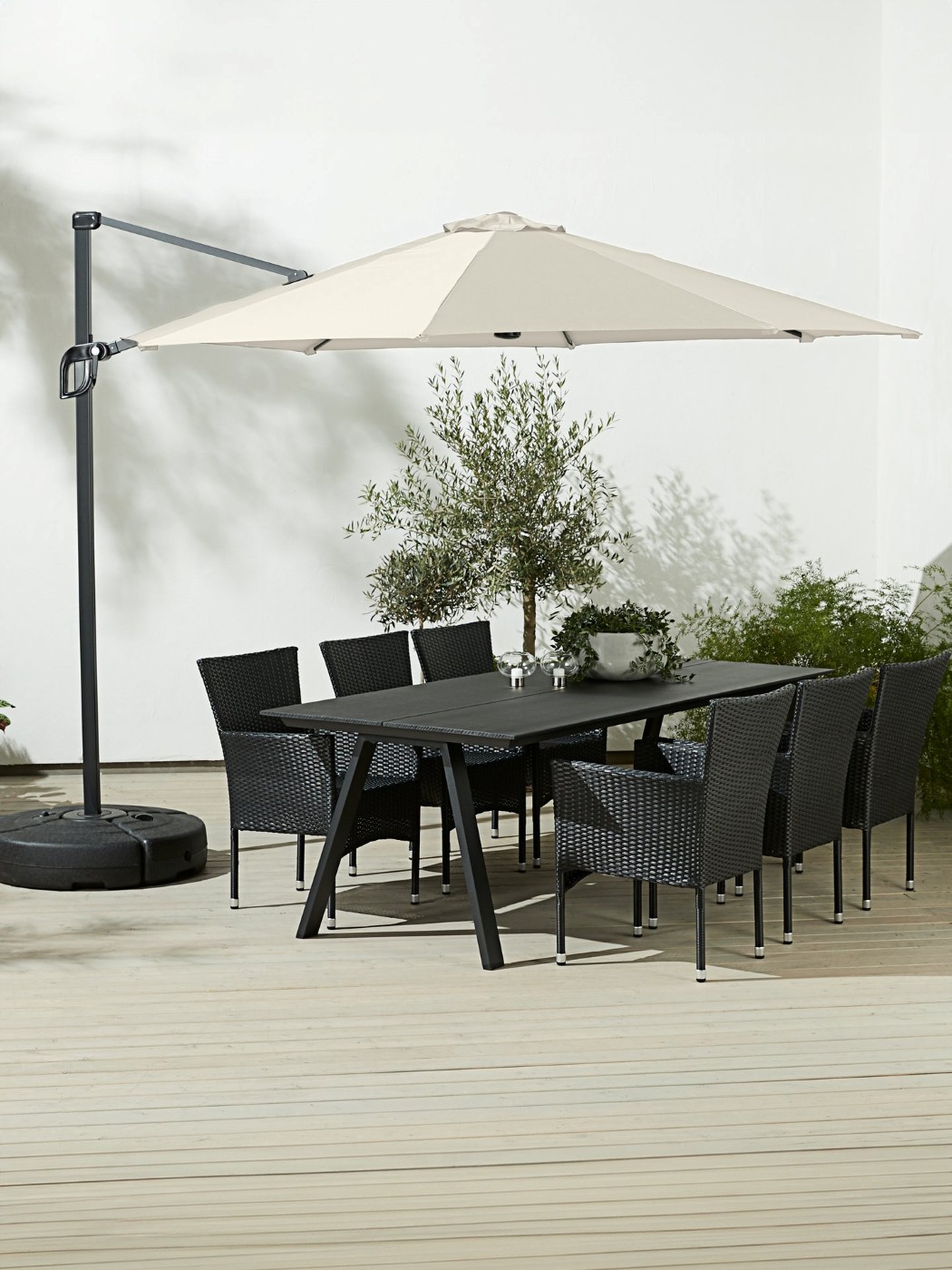 L'ombrellone laterale Trondheim di Jysk offre ombra regolabile grazie alla funzione di inclinazione, protezione UV, resistenza all’acqua e una base robusta. Questo ombrellone è infatti dotato di una funzione di inclinazione che permette di inclinare la testa per regolare l’ombra in base alla posizione del sole, ideale soprattutto al mattino o nel tardo pomeriggio. Grazie alla resistenza all’acqua, il telo protegge dalla pioggia leggera e dalla rugiada; il foro di ventilazione nella parte superiore del telo, inoltre, riduce la pressione del vento rendendo l'ombrellone più stabile e consente la circolazione dell’aria. Misure: Ø 300 x H246 cm. Prezzo 299 euro. www.jysk.it L'ombrellone laterale Trondheim di Jysk offre ombra regolabile grazie alla funzione di inclinazione, protezione UV, resistenza all’acqua e una base robusta. Questo ombrellone è infatti dotato di una funzione di inclinazione che permette di inclinare la testa per regolare l’ombra in base alla posizione del sole, ideale soprattutto al mattino o nel tardo pomeriggio. Grazie alla resistenza all’acqua, il telo protegge dalla pioggia leggera e dalla rugiada; il foro di ventilazione nella parte superiore del telo, inoltre, riduce la pressione del vento rendendo l'ombrellone più stabile e consente la circolazione dell’aria. Misure: Ø 300 x H246 cm. Prezzo 299 euro. www.jysk.it