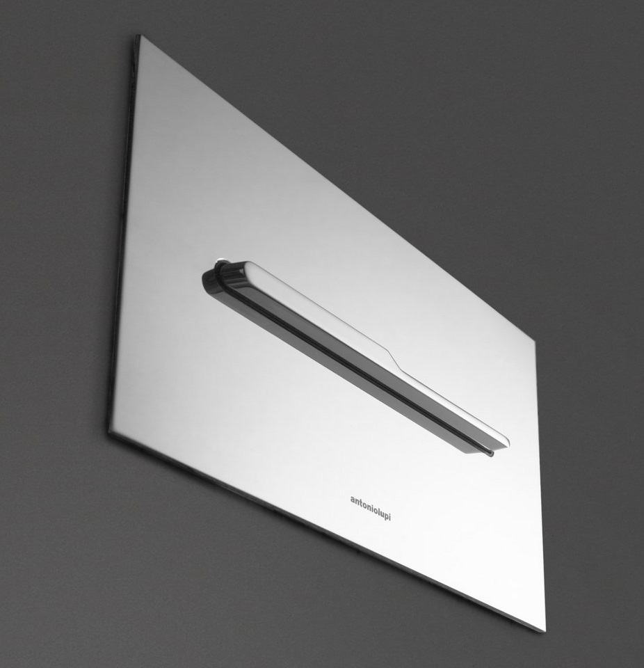 Onda è la placca di comando per cassetta wc di Antoniolupi, dotata di un tasto unico basculante per azionare il risciacquo a due quantità è realizzata in acciaio inox AISI 304. Un disegno semplice ma allo stesso tempo innovativo, un equilibrio proporzionale che trasmette immediatamente la funzione per la quale è stata pensata con un tasto unico basculante che assicura piacevolezza tattile e facilità d’uso. Onda nasce dal design di Nevio tellatin, è disponibile in finitura acciaio Lucido, acciaio Satinato, Grafite, Nero e Bianco, misura L 27 x P 0,3 x H 27 cm. Prezzo su richiesta. www.antoniolupi.it Onda è la placca di comando per cassetta wc di Antoniolupi, dotata di un tasto unico basculante per azionare il risciacquo a due quantità è realizzata in acciaio inox AISI 304. Un disegno semplice ma allo stesso tempo innovativo, un equilibrio proporzionale che trasmette immediatamente la funzione per la quale è stata pensata con un tasto unico basculante che assicura piacevolezza tattile e facilità d’uso. Onda nasce dal design di Nevio tellatin, è disponibile in finitura acciaio Lucido, acciaio Satinato, Grafite, Nero e Bianco, misura L 27 x P 0,3 x H 27 cm. Prezzo su richiesta. www.antoniolupi.it