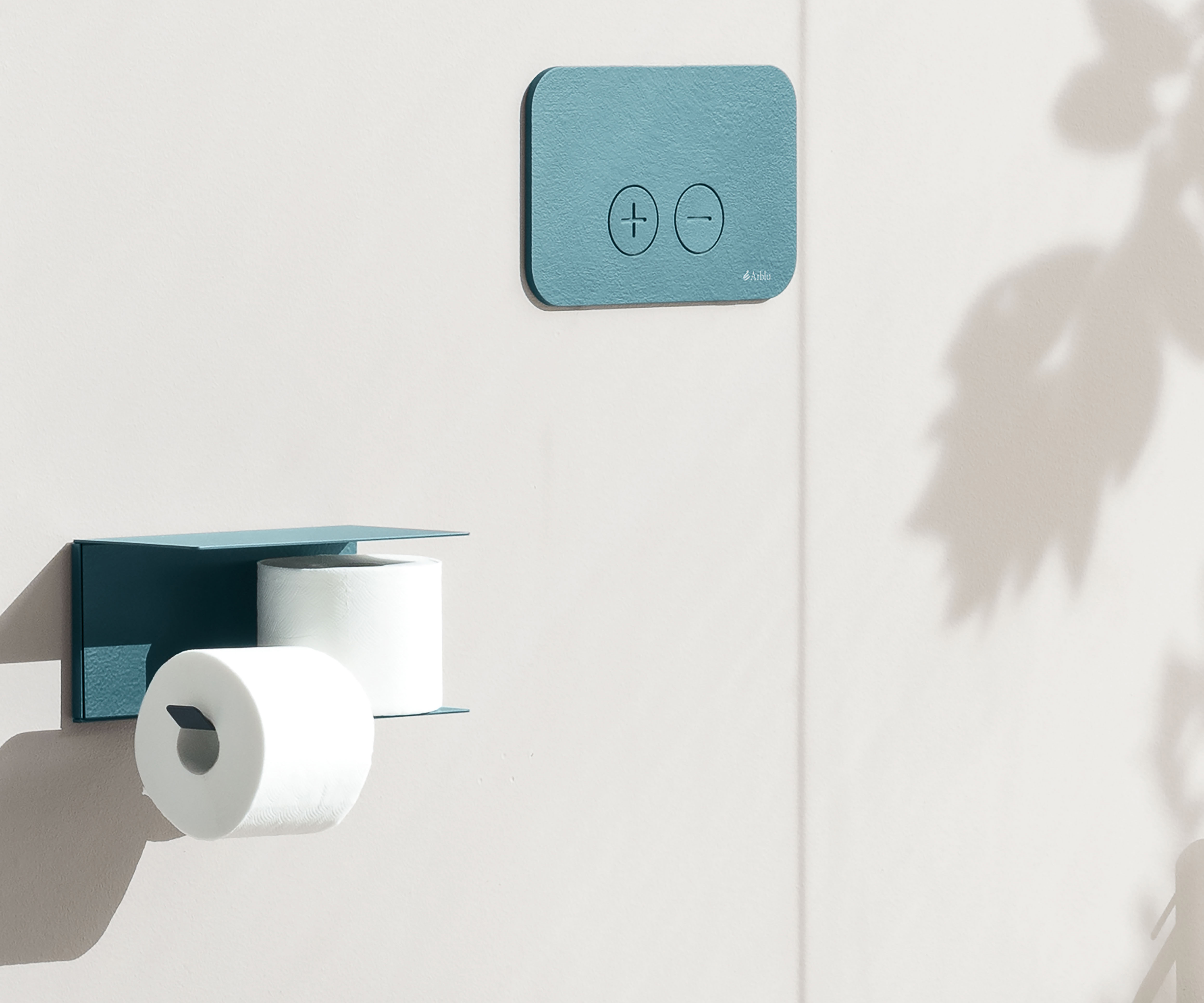 La placca wc di Arblu nella versione Pietrablu è perfetta per un total look con gli altri elementi del bagno donando un tocco di colore, è compatibile con cassette da incasso Geberit Sigma 8 e Sigma 12. E’ personalizzabile a scelta tra cinque differenti texture disponibili che sono: Trendy, Well, Easystone, Woody e Juta. Misura L 26,6 x P 0,6 x H 16,6 cm. Prezzo a partire da 220 euro + Iva. www.arblu.it La placca wc di Arblu nella versione Pietrablu è perfetta per un total look con gli altri elementi del bagno donando un tocco di colore, è compatibile con cassette da incasso Geberit Sigma 8 e Sigma 12. E’ personalizzabile a scelta tra cinque differenti texture disponibili che sono: Trendy, Well, Easystone, Woody e Juta. Misura L 26,6 x P 0,6 x H 16,6 cm. Prezzo a partire da 220 euro + Iva. www.arblu.it