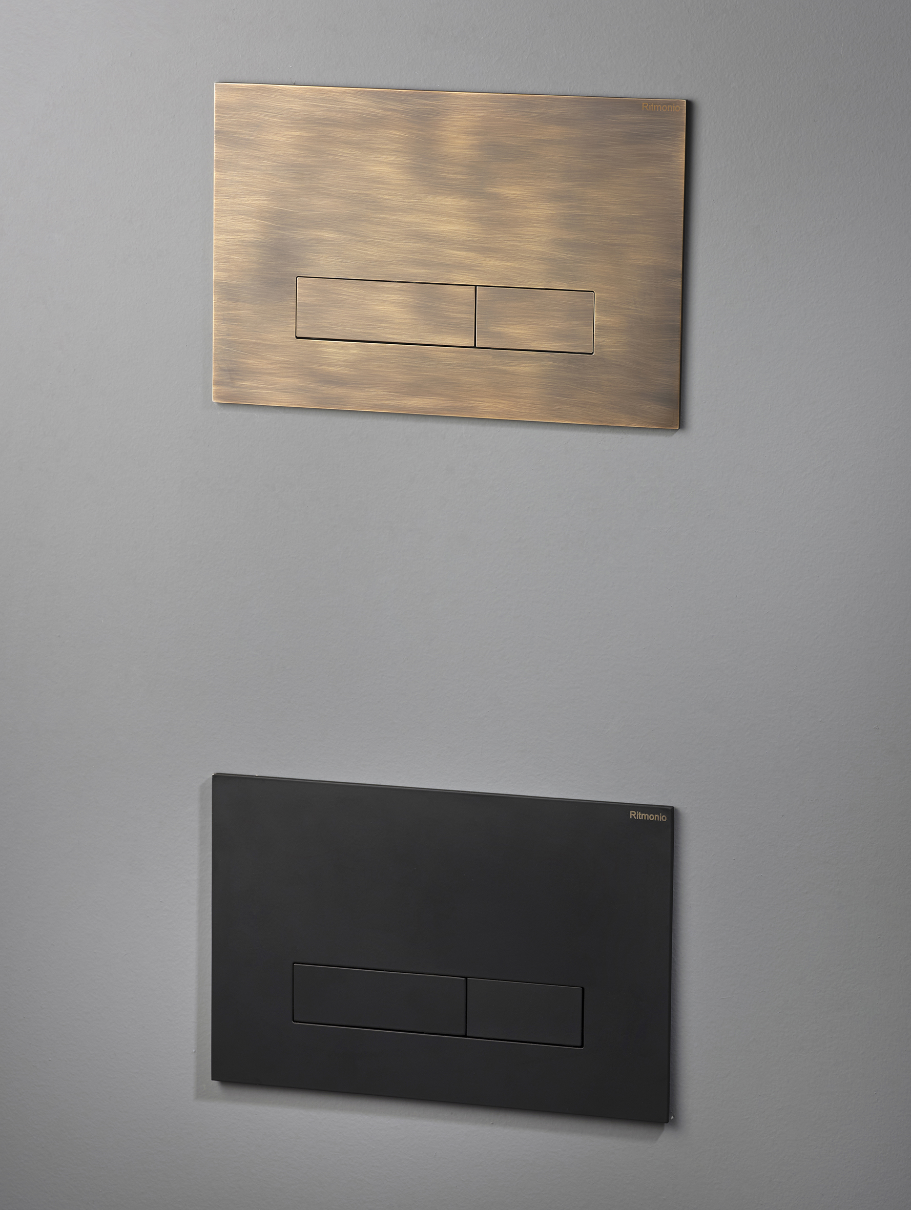 78T002 è la placca di comando per cassette di scarico di Ritmonio, realizzata in acciaio inossidabile con doppio scarico è compatibile con Geberit Sigma 8. Il design è essenziale e raffinato si abbina ad ogni stile di ambiente bagno, è disponibile in diverse finiture metalliche oltre che in bianco e in nero. Misura L 24,5 x P 0,3 x H 16 cm. Prezzo a partire da 424 euro. www.ritmonio.it 78T002 è la placca di comando per cassette di scarico di Ritmonio, realizzata in acciaio inossidabile con doppio scarico è compatibile con Geberit Sigma 8. Il design è essenziale e raffinato si abbina ad ogni stile di ambiente bagno, è disponibile in diverse finiture metalliche oltre che in bianco e in nero. Misura L 24,5 x P 0,3 x H 16 cm. Prezzo a partire da 424 euro. www.ritmonio.it