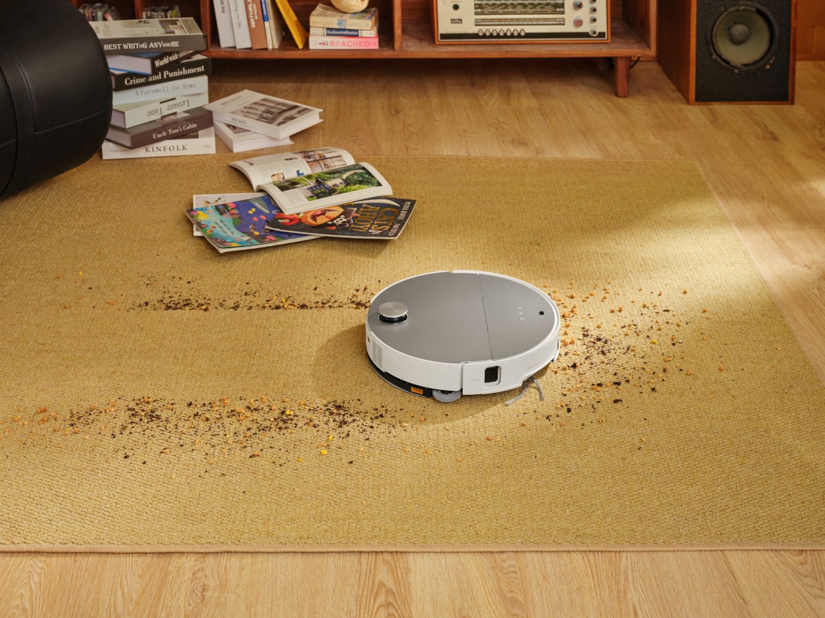 Con un'altezza di soli 7.98 cm, i robot Roborock della serie Saros 10 e Saros 10R raggiungono tutti gli angoli anche sotto ai mobili, rimuovendo polvere e detriti grazie alla loro potente aspirazione. Il telaio AdaptiLift, regolando autonomamente l'altezza del robot, permette di superare facilmente soglie fino a 4 cm, mentre la tecnologia VertiBeam™ Lateral Obstacle Avoidance migliora il riconoscimento degli ostacoli e riduce gli urti. Saros 10 è dotato di lavaggio VibraRise 4.0, con un panno vibrante ad alta densità e doppie zone di vibrazione sonica che rimuovono efficacemente anche le macchie più ostinate. Prezzo consigliato: 1.499 euro, in offerta fino al 2 aprile al prezzo di 1.349 euro. Con un'altezza di soli 7.98 cm, i robot Roborock della serie Saros 10 e Saros 10R raggiungono tutti gli angoli anche sotto ai mobili, rimuovendo polvere e detriti grazie alla loro potente aspirazione. Il telaio AdaptiLift, regolando autonomamente l'altezza del robot, permette di superare facilmente soglie fino a 4 cm, mentre la tecnologia VertiBeam™ Lateral Obstacle Avoidance migliora il riconoscimento degli ostacoli e riduce gli urti. Saros 10 è dotato di lavaggio VibraRise 4.0, con un panno vibrante ad alta densità e doppie zone di vibrazione sonica che rimuovono efficacemente anche le macchie più ostinate. Prezzo consigliato: 1.499 euro, in offerta fino al 2 aprile al prezzo di 1.349 euro.