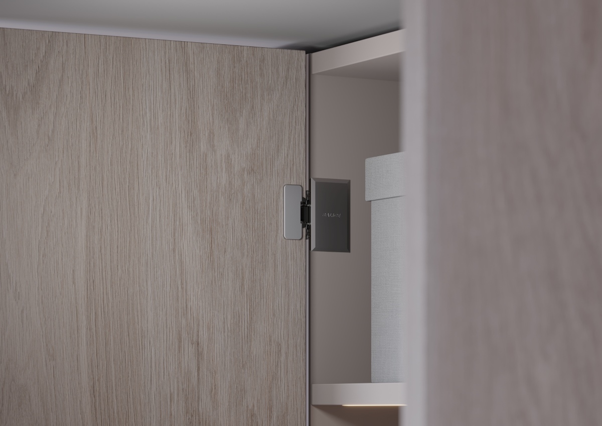 La cerniera Conecta di Salice ha la caratteristica di restare completamente nascosta all'interno dell'anta e del fianco del mobile, garantendo così linee pulite e un design moderno senza rinunciare alla funzionalità. Anche applicata ad ante in vetro con profili in alluminio o con l’anta in posizione di massima apertura, Conecta resta sempre impercettibile alla vista. Le sue caratteristiche tecniche le consentono di gestire i movimenti di apertura e chiusura con precisione e fluidità anche con ante di grandi dimensioni e dal peso elevato, sia in legno sia con profilo in alluminio. www.salice.com