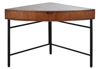 Arty di Maisons du Monde è in legno massello di mango. Ha un cassetto sotto il piano; le gambe sottili sono in metallo. Misura L 80 x P 80 x H 75 cm; costa 349 euro. www.maisonsdumonde.