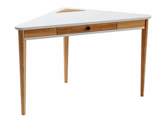 Ashme di Ragaba ha il piano in Mdf e le gambe in frassino massiccio; sono presenti un cassetto e un foro passacavi. Misura L 114 x P 61 x H 75 cm; in vendita su www.bonami.it costa 350 euro. ragaba.de