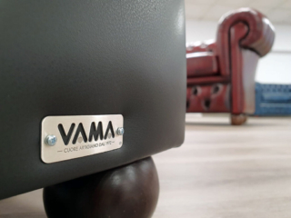 Targhetta argento VAMA divani Chesterfield Targhetta argento VAMA divani Chesterfield