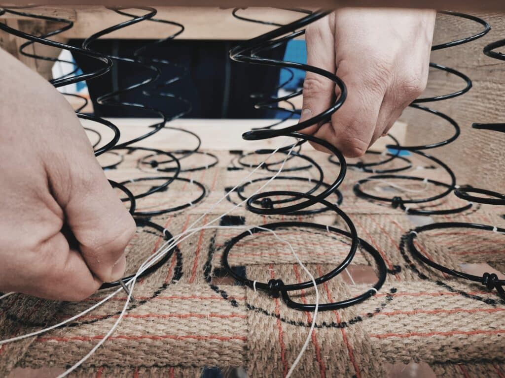 Le sospensioni della seduta dei divani Le sospensioni della seduta dei divani