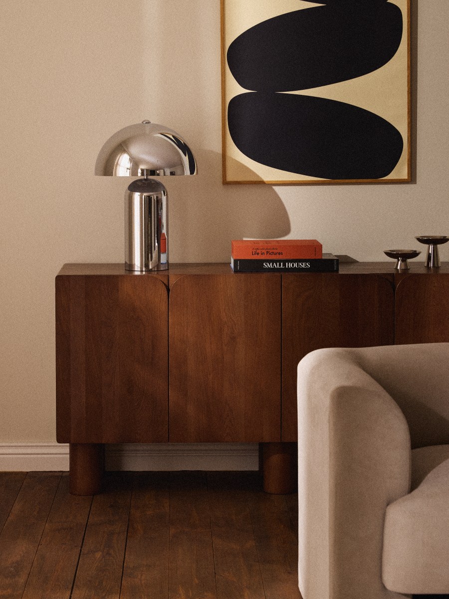 Il design retrò della lampada senza fili a fungo Walter di Westwing Collection riprende il look degli anni '70. Si tratta di una lampada in metallo resistente e verniciato a polvere, che offre una piacevole illuminazione d'atmosfera, tenue e soffusa, con una tonalità di luce bianca calda. La lampada è dotata di un interruttore che permette di accenderla, spegnerla e dimmerarla in tre fasi. La batteria si ricarica sul retro della base della lampada tramite il cavo micro Usb in dotazione. È disponibile in diversi colori. Prezzo da 109 a 139 euro. www.westwing.it