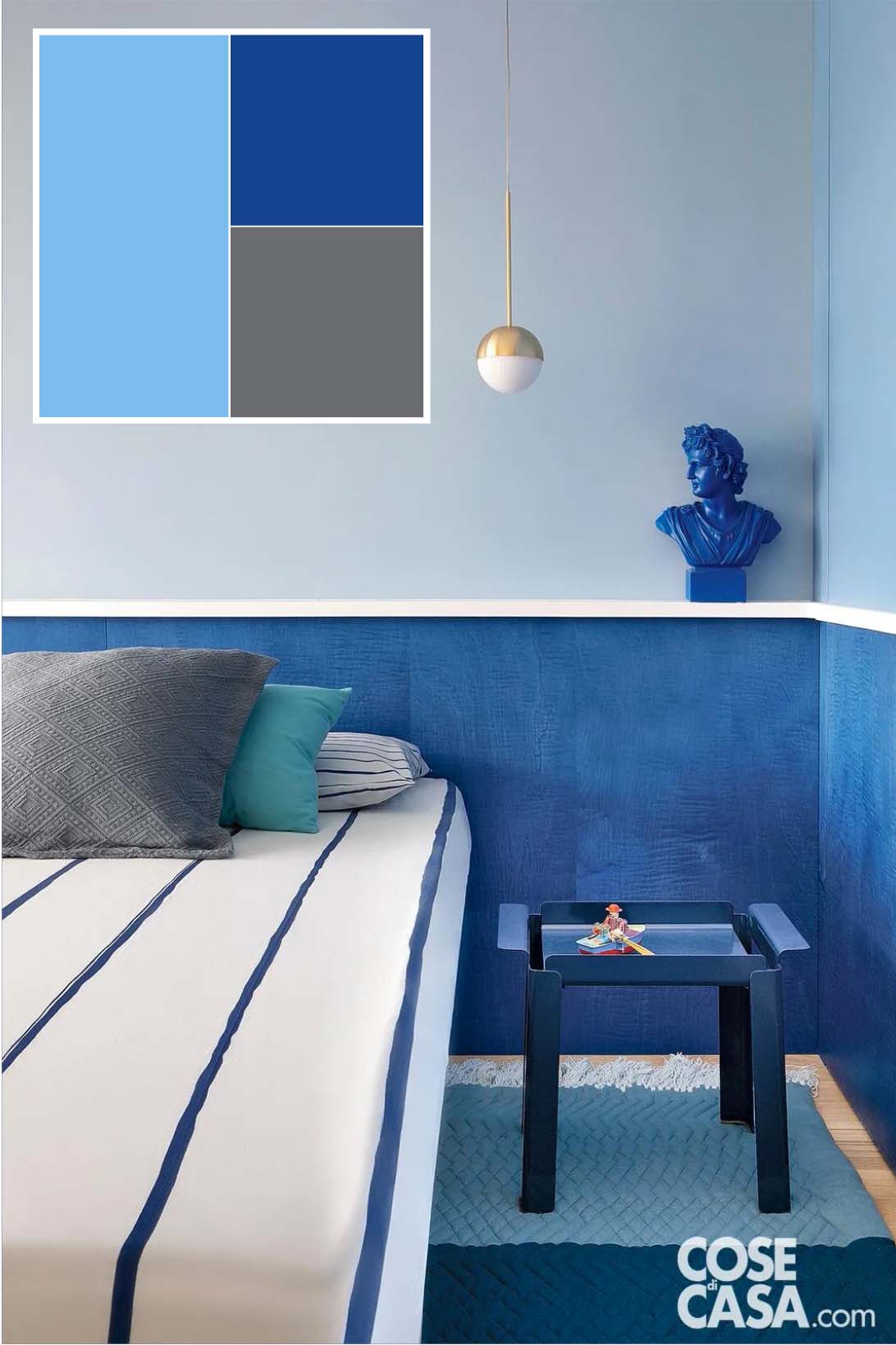 Camera da letto con parete dipinta di celeste e fascia bluette tipo boiserie, delimitata da un profilo in bianco. Tappetino celeste e bluette come anche il comodino. Progetto: SCEG Architetti (arch. Eirini Giannakopoulou - arch. Stefano Carera). Foto: Barbara Corsico.