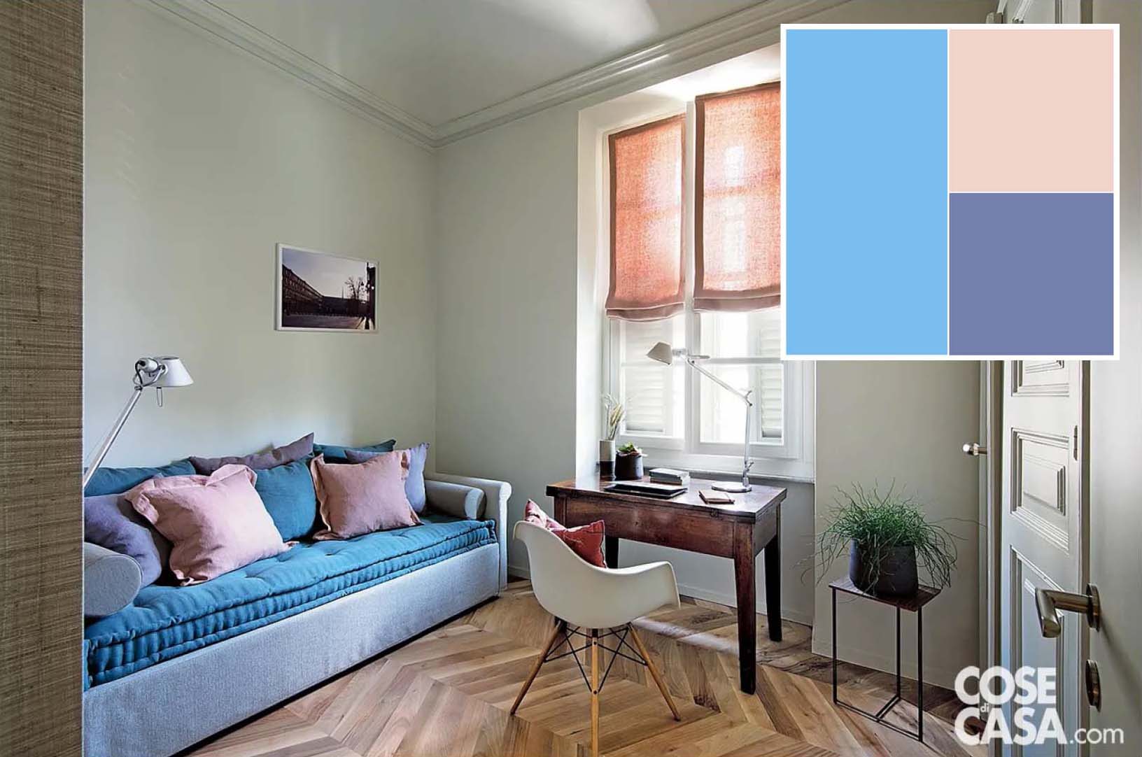 Studio con scrittoio sotto finestra e divano con rivestimento grigio-celeste con materasso bluette e cuscini rosa e viola. Progetto: Studio Hom Architetti, architetti Stefania De Paola, Roberta Massetti, Sabrina Saldo con Ottavia Giannone. Foto: Barbara Corsico.
