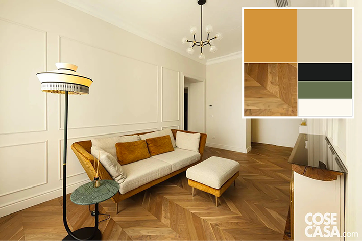 Aperto sul corridoio, la cui parete è stata parzialmente demolita per ampliare la profondità dell’ambiente e ampliare la visuale, il salotto è arredato con divanetto con struttura ocra e cuscini di colore panna, così come il pouf dalla doppia funzione di tavolino o di appoggio per allungare le gambe e rendere più confortevole la visione della tv. Progetto Archventil.