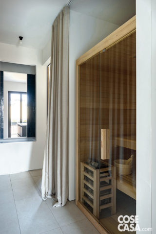 La zona di servizio fra il soggiorno e la camera da letto è stata trasformata in un’area benessere; oltre a ospitare la vasca da bagno, fa spazio a una cabina sauna di Acquaform (www.acquaform.it). L'inserimento di questo dispositivo, in aggiunta al piano cottura a induzione, ha richiesto il potenziamento dell’impianto elettrico, che ora usufruisce di 4,5 kW. La zona di servizio fra il soggiorno e la camera da letto è stata trasformata in un’area benessere; oltre a ospitare la vasca da bagno, fa spazio a una cabina sauna di Acquaform (www.acquaform.it). L'inserimento di questo dispositivo, in aggiunta al piano cottura a induzione, ha richiesto il potenziamento dell’impianto elettrico, che ora usufruisce di 4,5 kW.