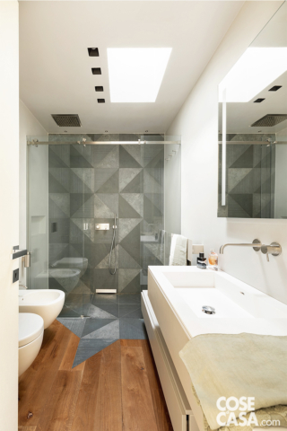 bagno con lavabo sospeso rivestimenti in gres grigio e parquet bagno con lavabo sospeso rivestimenti in gres grigio e parquet