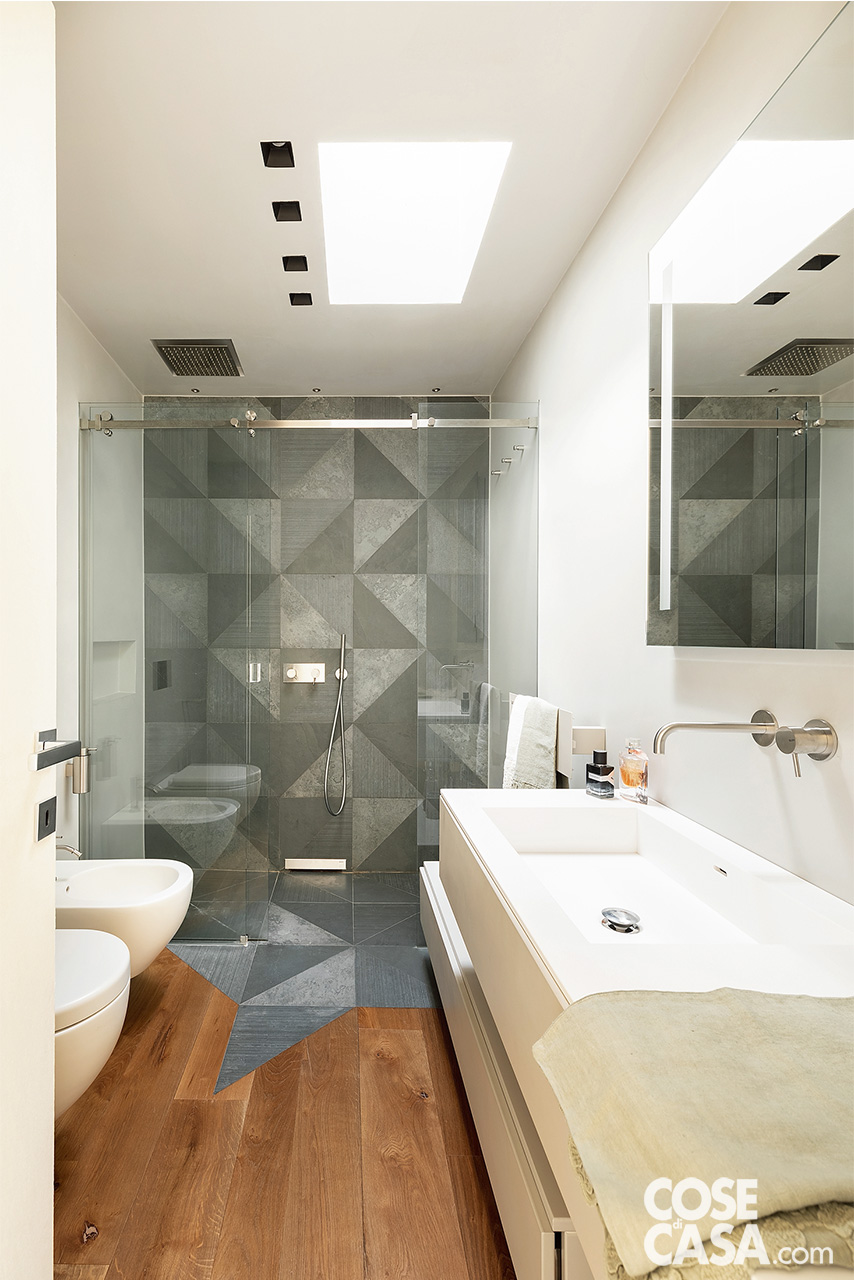 bagno con lavabo sospeso rivestimenti in gres grigio e parquet bagno con lavabo sospeso rivestimenti in gres grigio e parquet