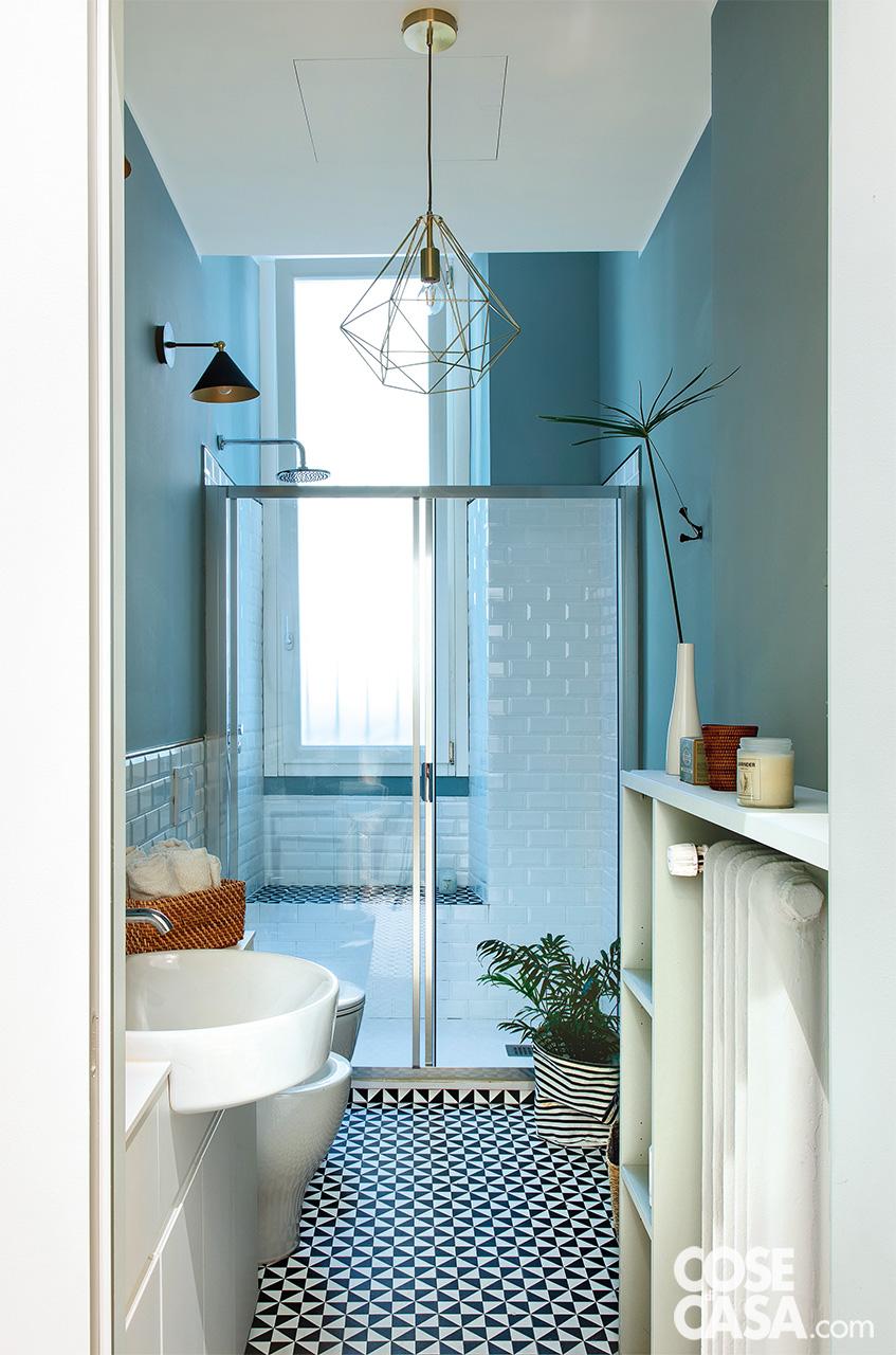 bagno con pareti azzurre e pavimento bianche e nere