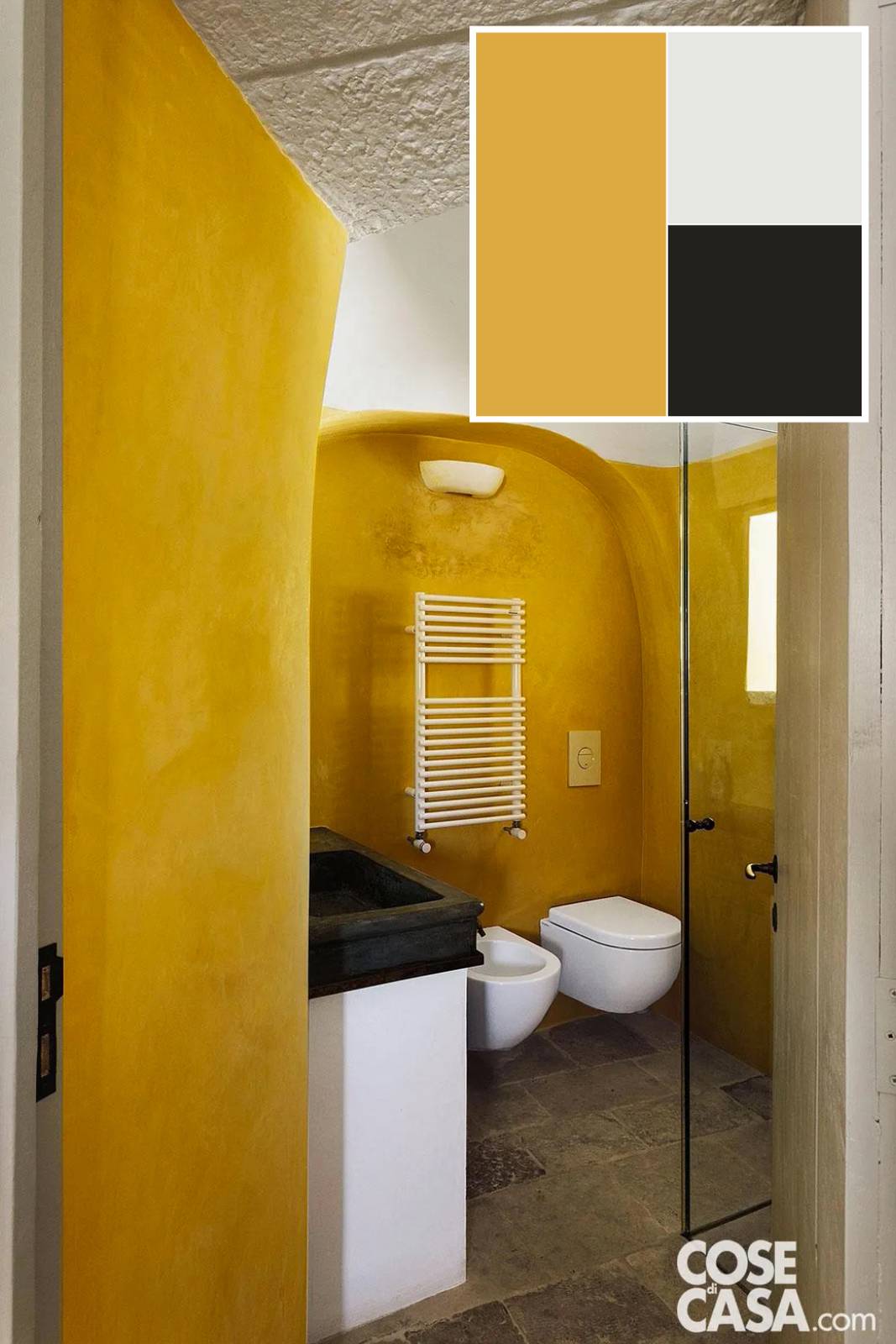 Completamente diversa la resa dell'uso del giallo in quest'altro bagno, che nel progetto è stato destinato ai bambini ed è annesso alla cameretta. Qui il giallo è predominante ed è utilizzato per le pareti e per la nicchia, con un effetto di solarità e vivacità. In abbinamento vi è il bianco delle pareti, dei sanitari sospesi, del muretto di appoggio del lavabo in cemento, unico elemento scuro: l'insieme di colori, finiture e materiali crea un ambiente decisamente rustico e mediterraneo. Foto: Studio Roy. Progetto: arch. Azzurra Garzone.