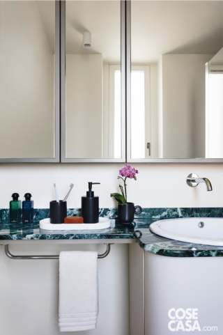Bagno padronale con top in marmo Verde Alpi e lavabo incassato; mobile su disegno Bagno padronale con top in marmo Verde Alpi e lavabo incassato; mobile su disegno