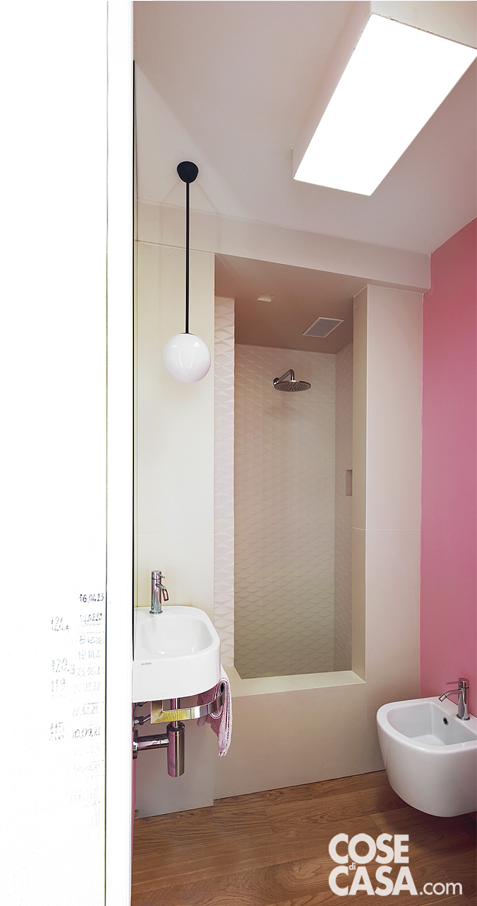 bagno sottotetto parete rosa