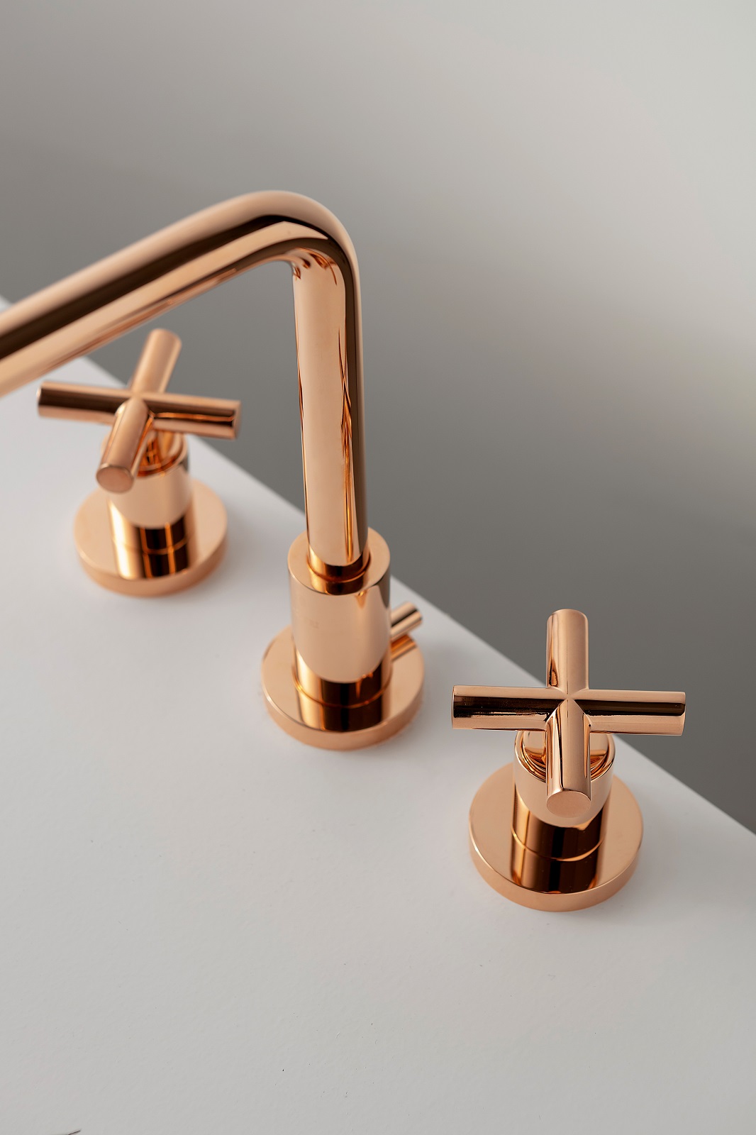 È nella finitura Oro Rosa la batteria per lavabo tre fori della serie DA-DA di Zazzeri con rubinetto a collo quadro girevole e manopole a croce. È alta 23,1 cm. Prezzo, Iva esclusa, 568 euro. www.zazzeri.it