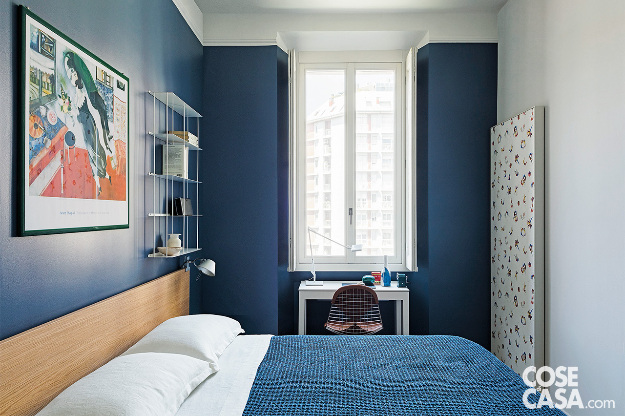 Camera padronale blu – Pareti in tonalità avvolgente e testiera in rovere realizzata su disegno Camera padronale blu – Pareti in tonalità avvolgente e testiera in rovere realizzata su disegno