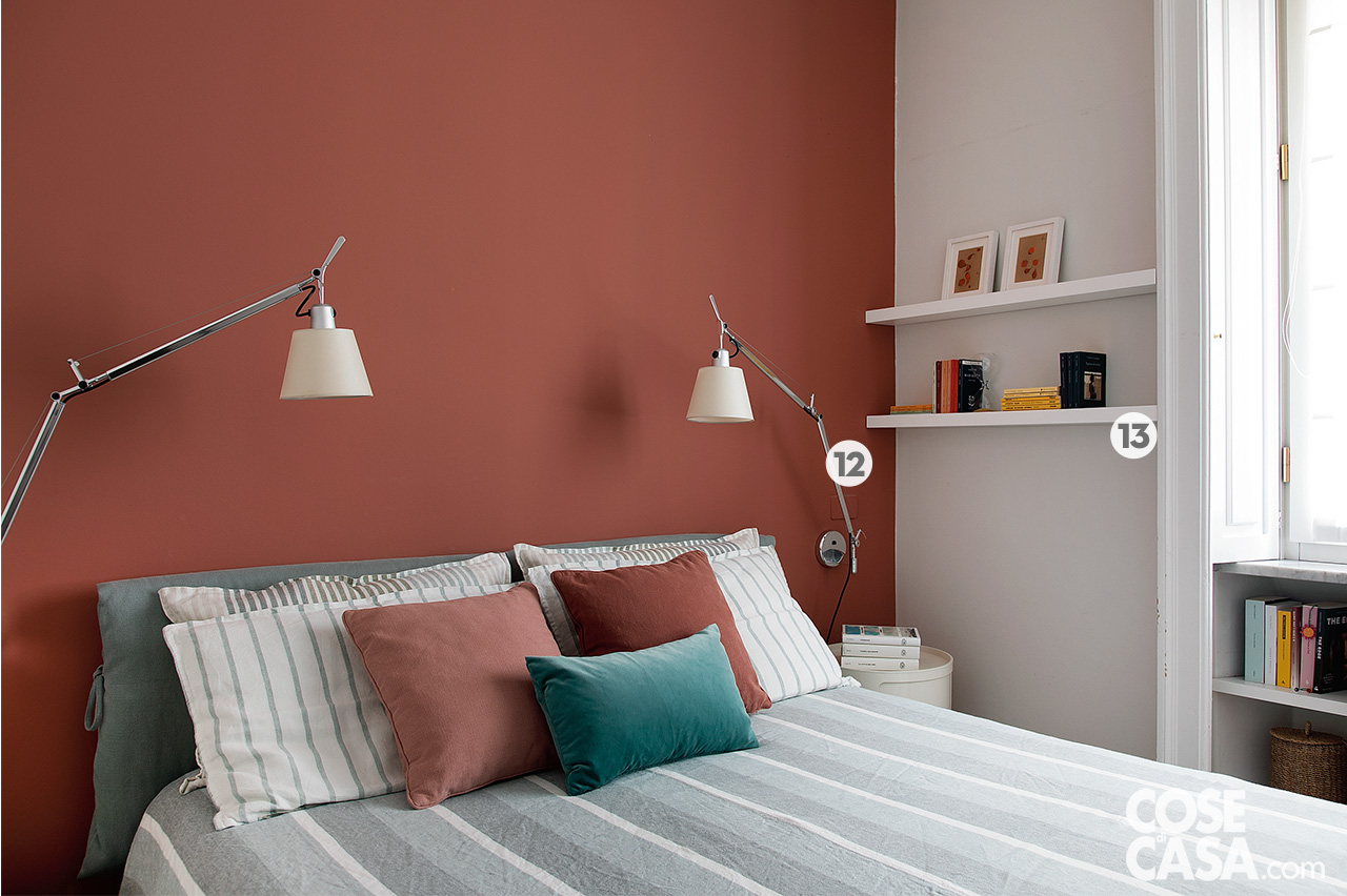 camera da letto parete color mattone