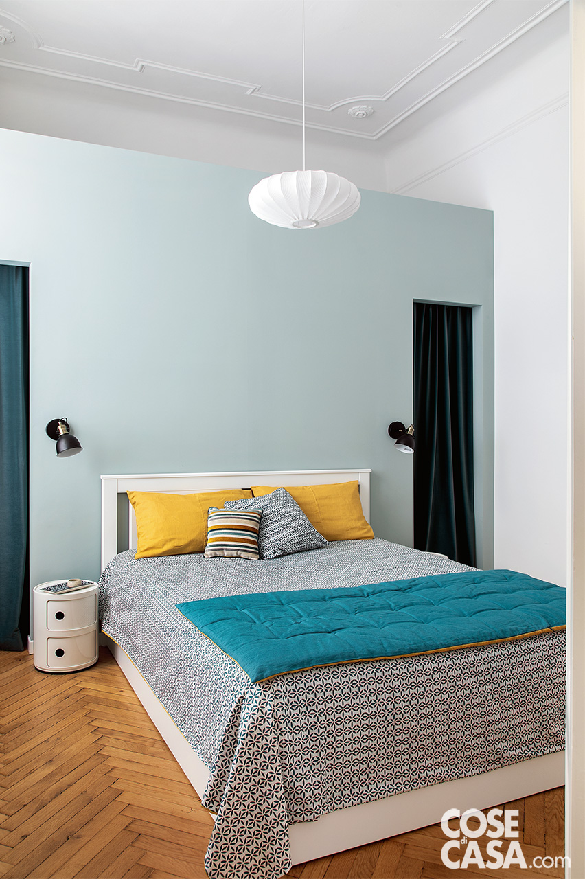 camera matrimoniale parete azzurra