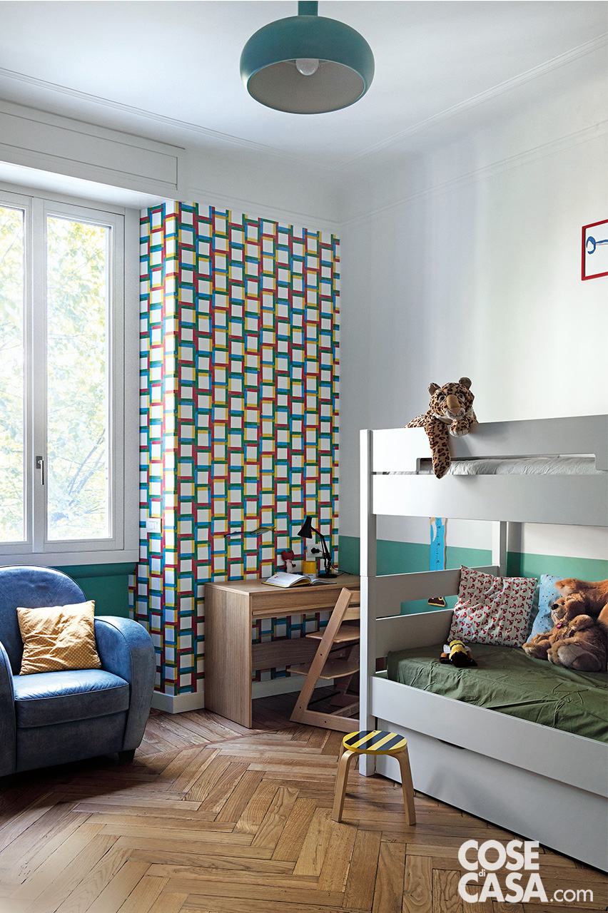 Cameretta doppia con letti a castello e parquet originale restaurato - Letti sovrapposti lungo una parete con boiserie dipinta; sulla parete opposta, angolo studio con scrivania incorniciata da tappezzeria decor Cameretta doppia con letti a castello e parquet originale restaurato - Letti sovrapposti lungo una parete con boiserie dipinta; sulla parete opposta, angolo studio con scrivania incorniciata da tappezzeria decor