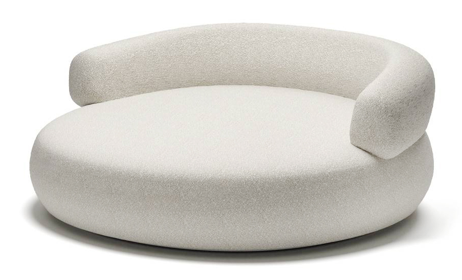La chaise longue Ishi di Conte Casa, che fa parte della Collezione Dehor dedicata all'esterno, è una vera e propria scultura moderna, che coniuga comfort, alta qualità artigianale e design, rivestita con tessuti Loro Piana Interiors. La totale assenza di angoli le dona una forma organica e zen. Semplice ed elegante nello stesso tempo. https://www.contecasa.it – Fuorisalone, Spazio Conte – Via Senato 45, Milano.