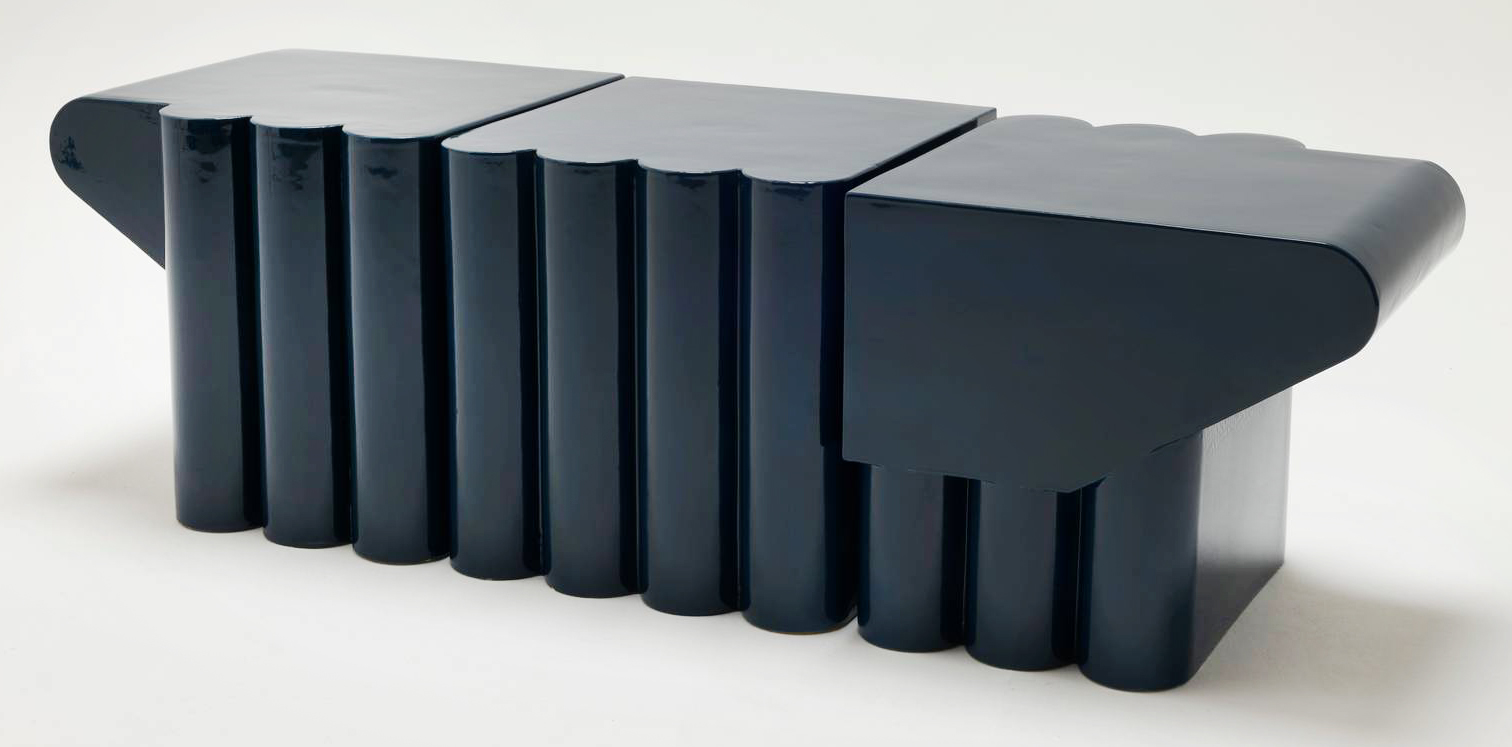 Scenografica e statuaria la grande l'arredo multifunzione Velouria di Collection Particulière, completamente realizzato in ceramica smaltata nera, che può essere usato come consolle bassa o come tavolino. È composta da tre elementi che possono essere accostati o usati singolarmente.  https://collection-particuliere.fr - Fuorisalone, Fondazione Mudima – Via Tadino 26, Milano.