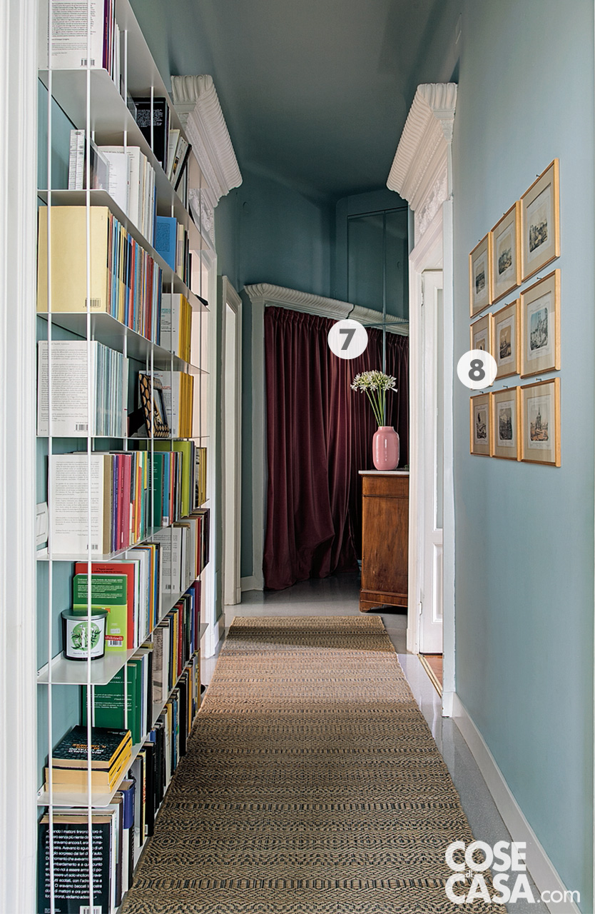 corridoio azzurro con libreria