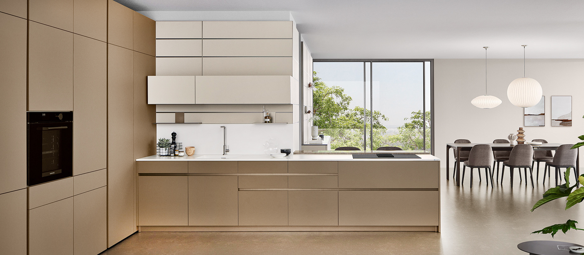 Le ante della composizione angolare, che si apre completamente sul living, Iconica di Veneta Cucine sono realizzate in Laccato Opaco Cappuccino. I pensili a sviluppo orizzontale sono declinati in una sfumatura più chiara di beige che “illumina” l'ambiente. Prezzo su richiesta. https://www.venetacucine.com