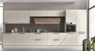 Una raffinata colorazione beige chiaro per le ante in Pet Cachemere opaco della cucina Infinity di Stosa Cucine che si sviluppa linearmente lungo la parete. Le maniglie Plate in nero opaco si trasformano in un segno grafico che scandisce la superficie. Al centro, trova posto la cappa Trave che sembra un pensile. Un modulo base da 60 cm, prezzo a partire da 161 euro + Iva. www.stosacucine.com Una raffinata colorazione beige chiaro per le ante in Pet Cachemere opaco della cucina Infinity di Stosa Cucine che si sviluppa linearmente lungo la parete. Le maniglie Plate in nero opaco si trasformano in un segno grafico che scandisce la superficie. Al centro, trova posto la cappa Trave che sembra un pensile. Un modulo base da 60 cm, prezzo a partire da 161 euro + Iva. www.stosacucine.com