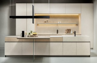 Le ante delle basi e delle colonne della cucina Lain Pro Up di Euromobil nella finitura TSS Opus Calce danno vita ad una composizione raffinata e luminosa. Il piano di lavoro, con un forte spessore, è realizzato in gres Laminam Terra di Matera ed è dotato di lavello integrato. Il piano snack in appoggio sul top dell'isola è impiallacciato rovere sabbiato Naturale e ha la gamba in vetro temperato extrachiaro trasparente. Prezzo su richiesta. https://www.euromobil.com Le ante delle basi e delle colonne della cucina Lain Pro Up di Euromobil nella finitura TSS Opus Calce danno vita ad una composizione raffinata e luminosa. Il piano di lavoro, con un forte spessore, è realizzato in gres Laminam Terra di Matera ed è dotato di lavello integrato. Il piano snack in appoggio sul top dell'isola è impiallacciato rovere sabbiato Naturale e ha la gamba in vetro temperato extrachiaro trasparente. Prezzo su richiesta. https://www.euromobil.com