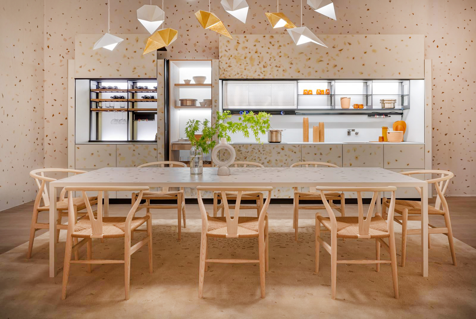 La composizione Logica Celata di Valcucine si sviluppa lungo la parete ed è attrezzata con la zona Bar, Cucina e Preparazione in modo funzionale e pratico. Finita la fase di utilizzo, tutto scompare dietro le ante beige con un originale decoro grafico che si aprono verso l'alto e sono coordinate nel colore e nel materiale con il piano del grande tavolo e le pareti. Prezzo su richiesta. https://www.valcucine.com La composizione Logica Celata di Valcucine si sviluppa lungo la parete ed è attrezzata con la zona Bar, Cucina e Preparazione in modo funzionale e pratico. Finita la fase di utilizzo, tutto scompare dietro le ante beige con un originale decoro grafico che si aprono verso l'alto e sono coordinate nel colore e nel materiale con il piano del grande tavolo e le pareti. Prezzo su richiesta. https://www.valcucine.com