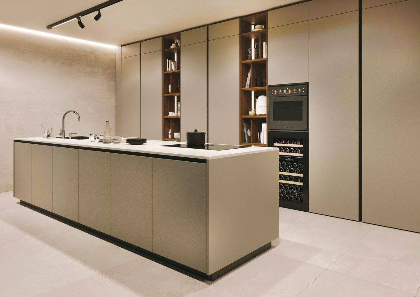 Una grande isola centrale, attrezzata con zona lavaggio e fuochi, per la cucina Pratica 13 di La Casa Moderna che è caratterizzata dalle ante lisce in PET seta beige che danno vita ad una superficie uniforme per l'assenza delle maniglie. Il piano di lavoro è realizzato in laminato chiaro. Preventivo su progetto. https://lacasamoderna.com Una grande isola centrale, attrezzata con zona lavaggio e fuochi, per la cucina Pratica 13 di La Casa Moderna che è caratterizzata dalle ante lisce in PET seta beige che danno vita ad una superficie uniforme per l'assenza delle maniglie. Il piano di lavoro è realizzato in laminato chiaro. Preventivo su progetto. https://lacasamoderna.com