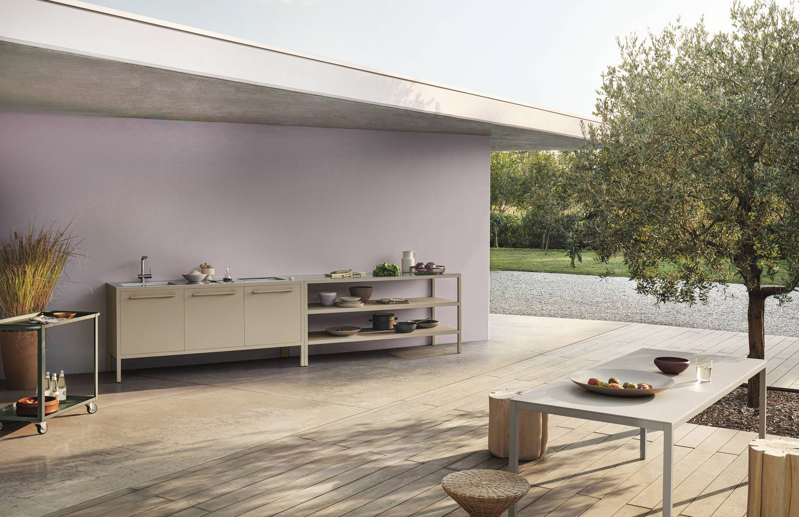 Frame Kitchen Outdoor di Fantin è la cucina per spazi esterni, a due o tre moduli, che è realizzata in metallo 100% riciclabile con trattamento di cataforesi che la rende resistente alla ruggine e agli agenti atmosferici. È caratterizzata da un top in acciaio inox Barazza e può essere dotata di barbecue integrato a gas in inox che permette di cucinare senza fumo. Prezzo su progetto. https://www.fantin.com Frame Kitchen Outdoor di Fantin è la cucina per spazi esterni, a due o tre moduli, che è realizzata in metallo 100% riciclabile con trattamento di cataforesi che la rende resistente alla ruggine e agli agenti atmosferici. È caratterizzata da un top in acciaio inox Barazza e può essere dotata di barbecue integrato a gas in inox che permette di cucinare senza fumo. Prezzo su progetto. https://www.fantin.com