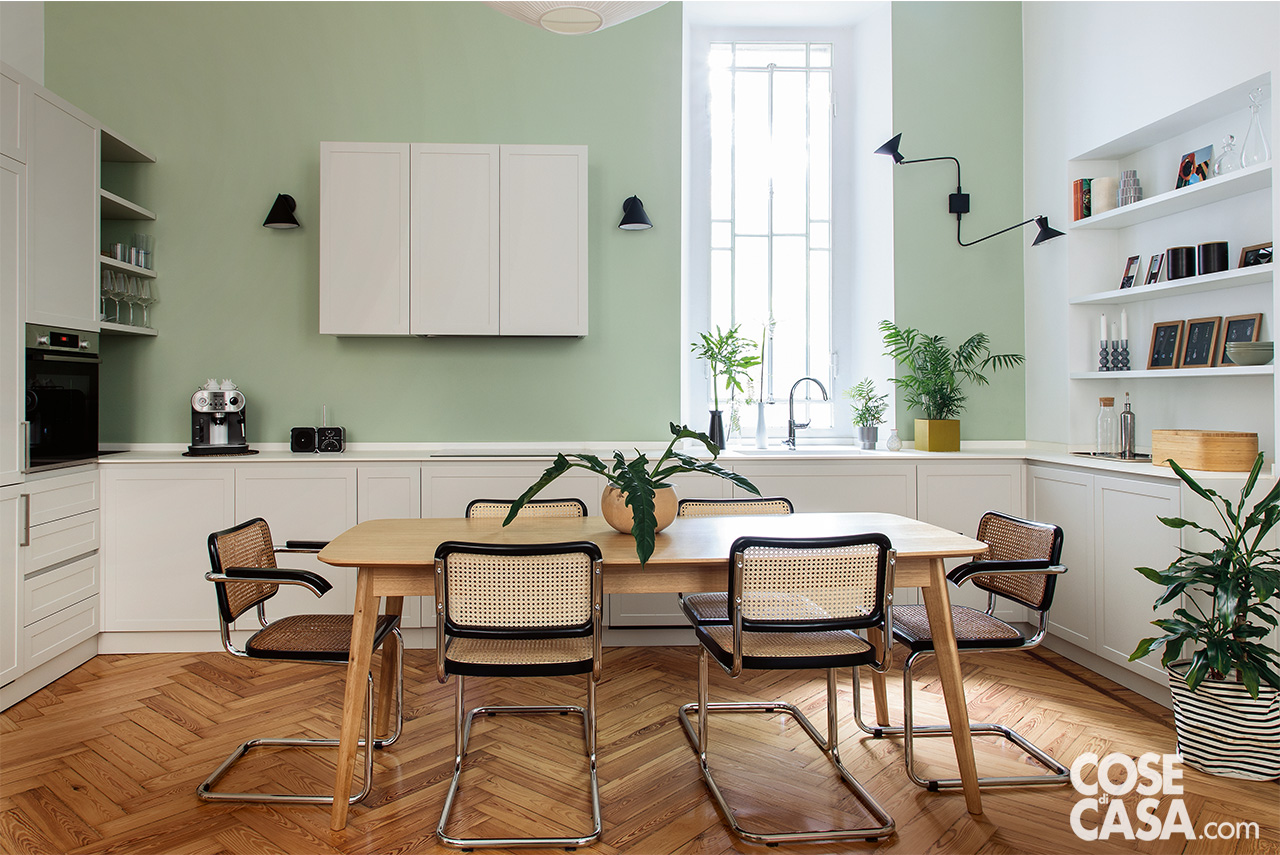 cucina bianca e parete verde pistacchio