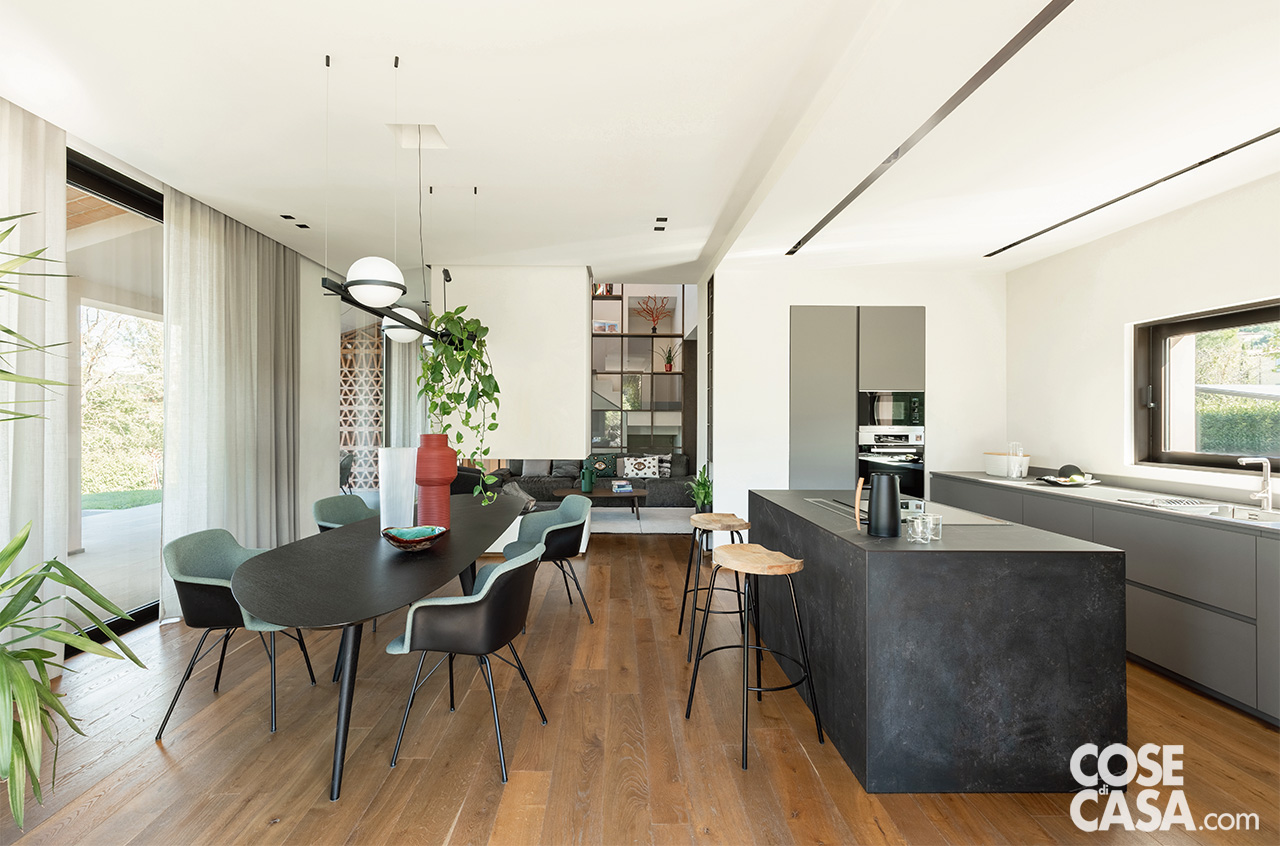 cucina grigia con isola e tavolo da pranzo cucina grigia con isola e tavolo da pranzo