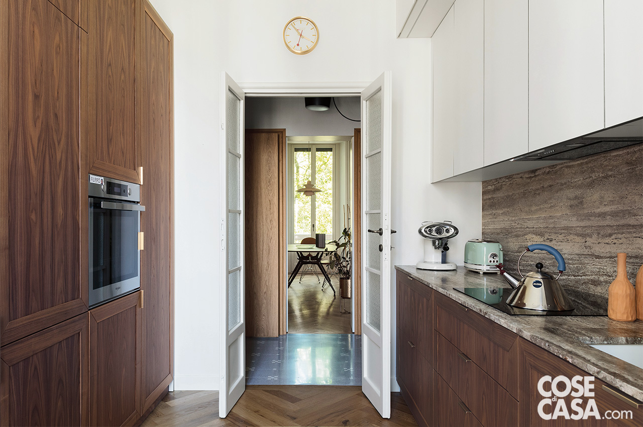 Cucina indipendente – Arredo su misura in noce e travertino, con mini zona pranzo Cucina indipendente – Arredo su misura in noce e travertino, con mini zona pranzo