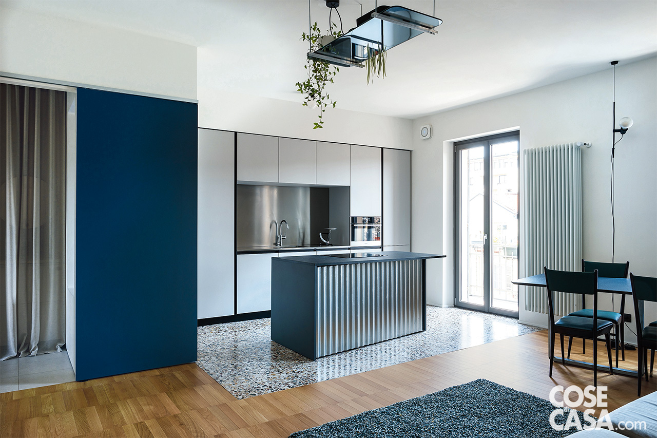 Volumi scolpiti e superfici riflettenti in cucina, dove l’isola poggia sul rivestimento in graniglia originale, levigata e lucidata. Il parquet del soggiorno in listelli di massello 50 x 7 cm è di Ali Parquet (www.aliparquets.com). Volumi scolpiti e superfici riflettenti in cucina, dove l’isola poggia sul rivestimento in graniglia originale, levigata e lucidata. Il parquet del soggiorno in listelli di massello 50 x 7 cm è di Ali Parquet (www.aliparquets.com).