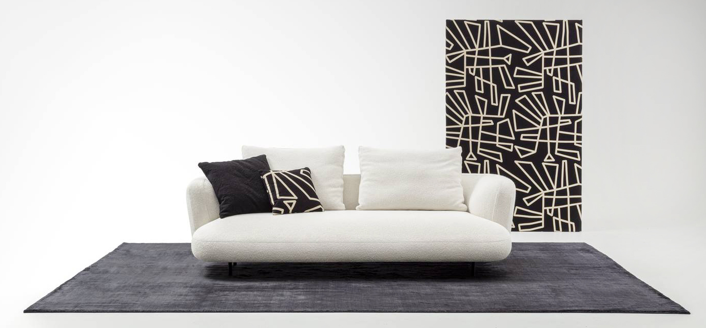 Fa parte della prima collezione indoor di Talenti HOME il divano Alma che fonde modernità tradizione: la presenza di tutti gli angoli stondati ne accentua l'aspetto morbido e accogliente. I sottili piedini sollevano la struttura imbottita con una forma organica. https://www.talentispa.com – Salone del mobile 2025, padiglione 22, stand A31/A35. Fa parte della prima collezione indoor di Talenti HOME il divano Alma che fonde modernità tradizione: la presenza di tutti gli angoli stondati ne accentua l'aspetto morbido e accogliente. I sottili piedini sollevano la struttura imbottita con una forma organica. https://www.talentispa.com – Salone del mobile 2025, padiglione 22, stand A31/A35.